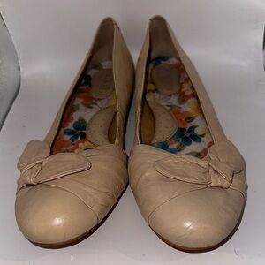 Born 8.5 Women's Cream Bow Flats
